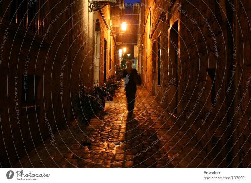 Frau nachts allein unterwegs in Gasse in Soller, Mallorca Nacht Spanien Ferien & Urlaub & Reisen eng dunkel gefährlich Romantik gehen Spaziergang Laterne