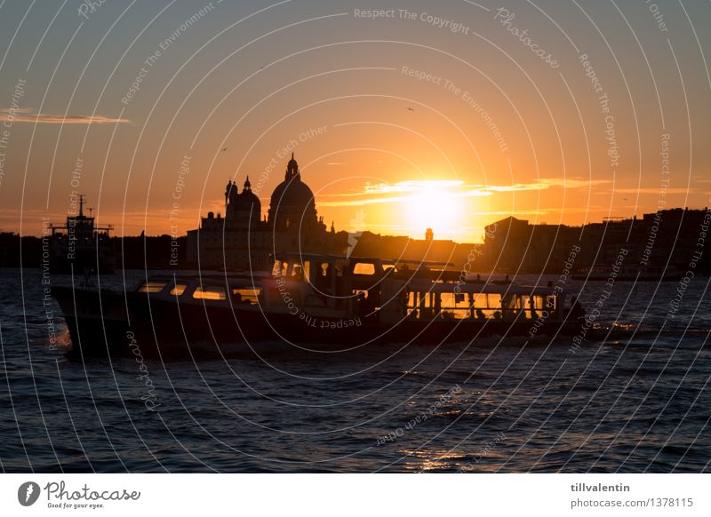 Sundown in Venice No. 2 Wellen Bucht Meer Lagune Wasser Venedig Italien Europa Stadtzentrum Altstadt Skyline Kirche Dom Bauwerk Gebäude Architektur