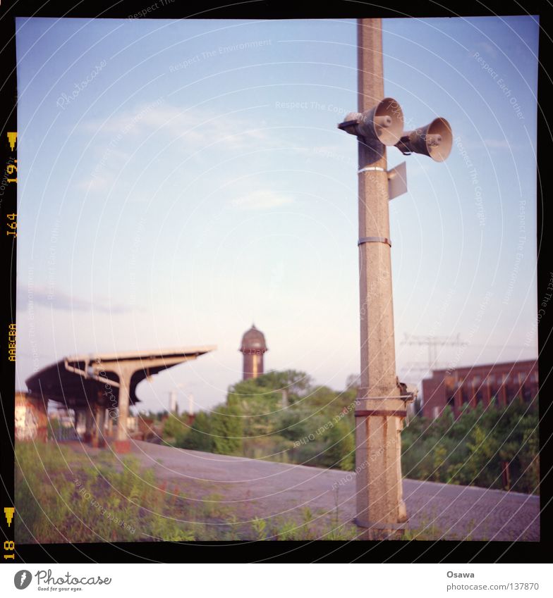 Ostkreuz 11 Lomografie Mittelformat Bahnsteig Friedrichshain Osten Kopfsteinpflaster Dach Abend S-Bahn Station Laterne Laternenpfahl Beton Lautsprecher Megaphon