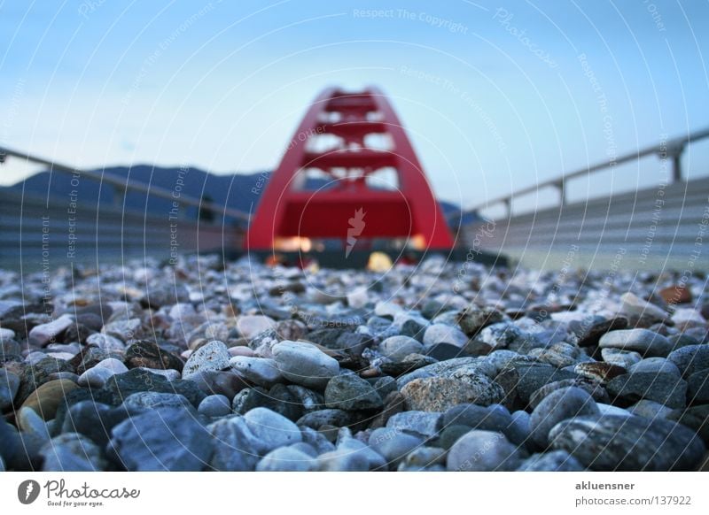 Rote Brücke Verstrebung Stahl rot kalt Villach Bundesland Kärnten Himmel Berge u. Gebirge Geländer Stein Bogen Lagzeitbelichtung blau Drau