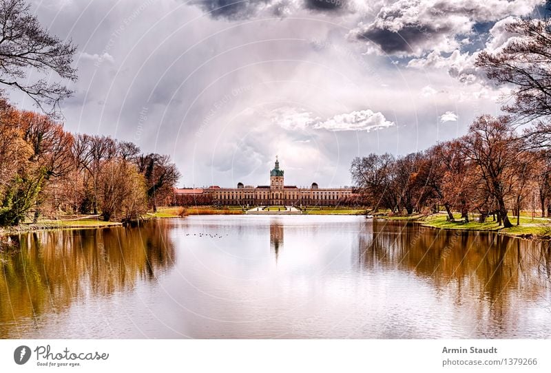 Schloss Charlottenburg Reichtum Stil Design Erholung ruhig Ferne Luft Himmel Wolken Herbst Schönes Wetter Park Wiese See Palast Burg oder Schloss Bauwerk