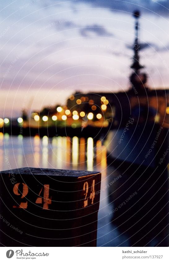 Abend im Hafen Frankreich Wasserfahrzeug Poller Stadt Reflexion & Spiegelung Nantes Licht Himmel