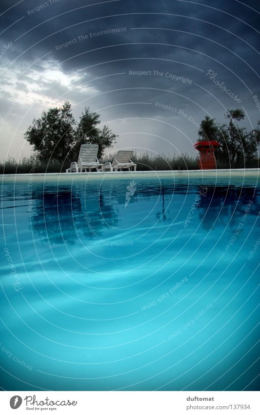 blaue Stunde Erholung ruhig Schwimmbad Wellen tauchen Wasser Himmel Wolken schlechtes Wetter Sturm Regen Gewitter Leidenschaft Toskana Liege tief