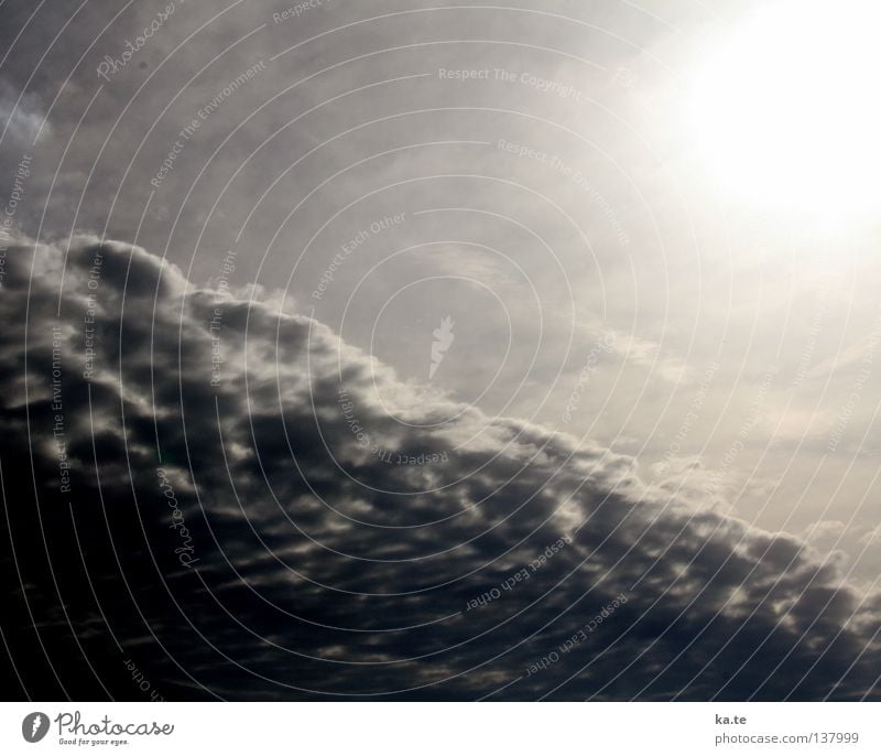 letzte Sonnenstrahlen Wolken Licht Unwetter Wetterumschwung unheilbringend dunkel schwarz weiß Schwarzweißfoto gefährlich Himmel Beleuchtung Regen bedrohlich