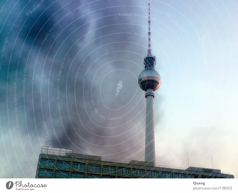 Fernsehsmoke Großbrand Kreuzberg Brand Abenddämmerung Sonnenuntergang Alexanderplatz dunkel Vergänglichkeit Wahrzeichen Denkmal Berlin Berliner Fernsehturm Turm