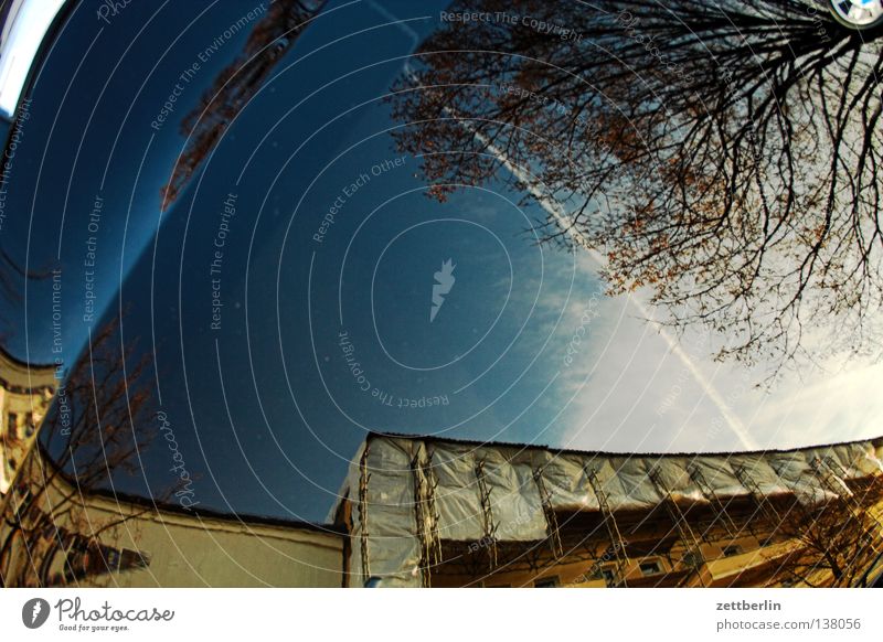 Motorhaube wirklich Baum himmelblau Haus Etage Wand Stadt Stadthaus verrückt Wölbung Reflexion & Spiegelung Architektur obskur Himmel Erde Ast Zweig Gebäude