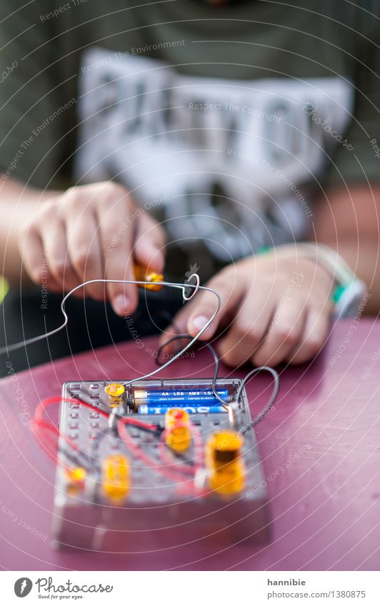 Geduldspiel Freizeit & Hobby Spielen Junge Hand Finger 8-13 Jahre Kind Kindheit Spielzeug grau grün violett geduldig ruhig Selbstbeherrschung Ausdauer Neugier