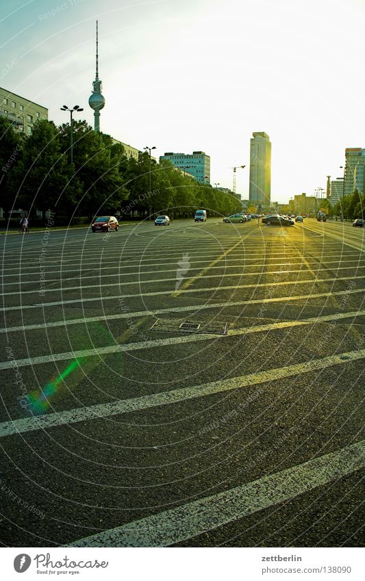 Stalinallee Ferne Allee Parkplatz Sonnenuntergang Stadt Fahrbahn Fahrbahnmarkierung Streifen Berlin Verkehrswege Wahrzeichen Denkmal sehe Turm