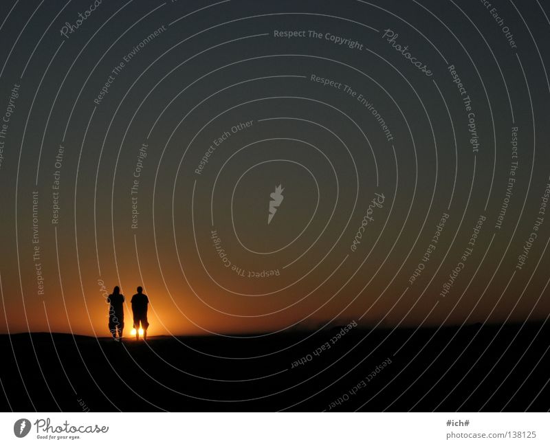 Sonnenkinder Südafrika Kapstadt Strand Sonnenuntergang Meer 2 Mann Schattenspiel Hand Wellen schön schwarz dunkel Einsamkeit camps bay Wasser Arme Himmel blau