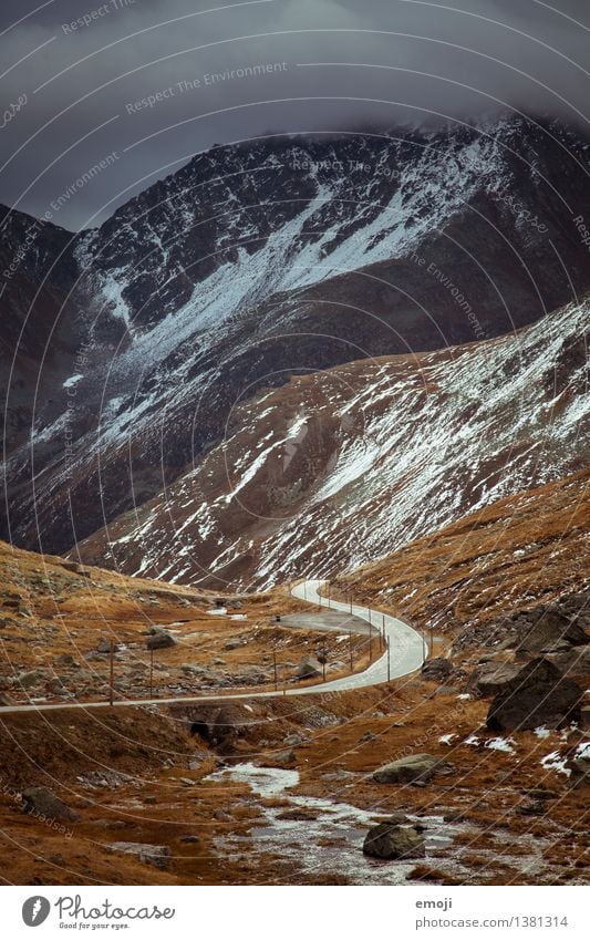 road Umwelt Natur Landschaft Herbst Klima Wetter schlechtes Wetter Unwetter Alpen Berge u. Gebirge Gipfel Schneebedeckte Gipfel außergewöhnlich bedrohlich