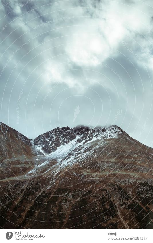 Schnee Umwelt Natur Landschaft Wolken Herbst Klima Wetter schlechtes Wetter Nebel Alpen Berge u. Gebirge Gipfel dunkel kalt Farbfoto Außenaufnahme Menschenleer