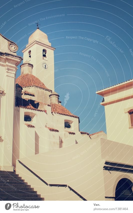 Die Kirche im Dorf Ferien & Urlaub & Reisen Tourismus Sommerurlaub Himmel Wolkenloser Himmel Orosei Italien Kleinstadt Menschenleer Haus Bauwerk Mauer Wand