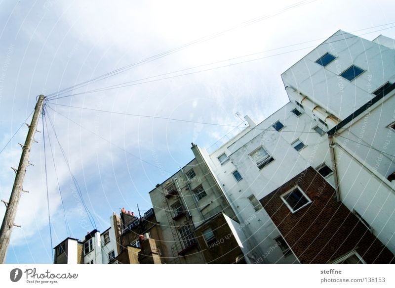 Voll unter Strom Brighton England Küste Haus Elektrizität Leitung Strommast elektrisch