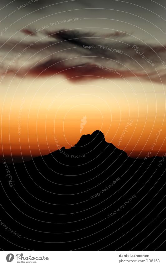 die Spitze Sonnenuntergang Cirrus Licht Schweiz Berner Oberland Bergsteigen Freizeit & Hobby Ausdauer Wolken Hochgebirge Sauberkeit Luft rot gelb kalt