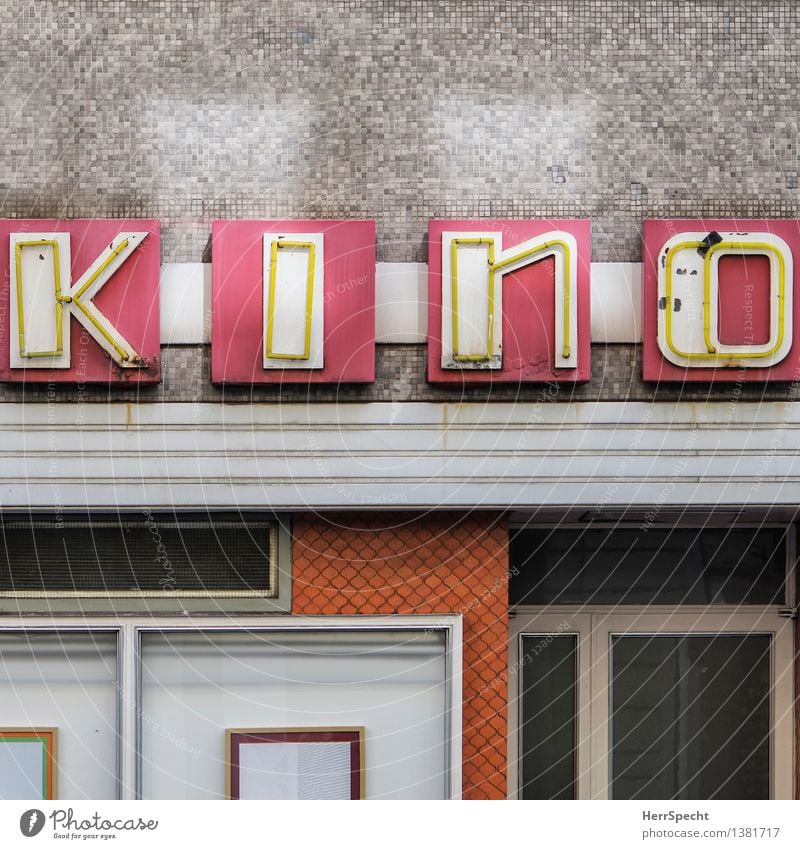 alt | modisch Wien Stadtzentrum Altstadt Bauwerk Gebäude Fassade Schriftzeichen Schilder & Markierungen ästhetisch trist Kino Leuchtreklame Tradition Nostalgie