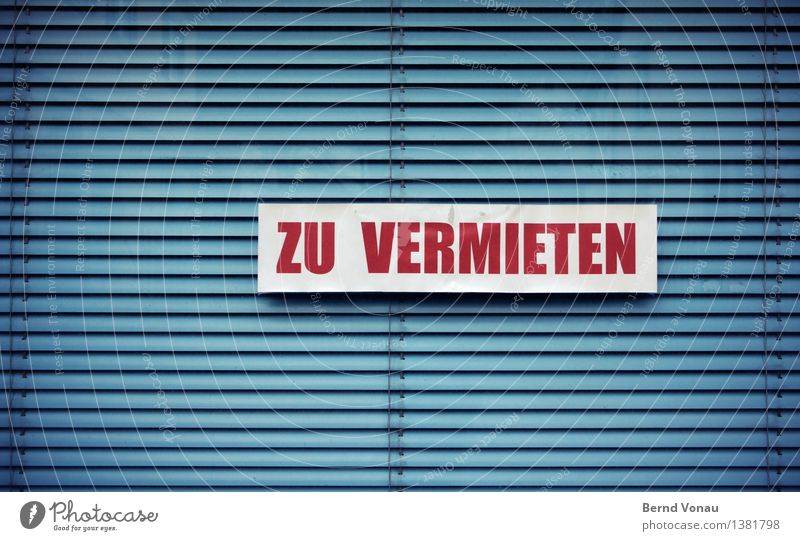 Schaufenster ... Stadtzentrum Fenster hell Jalousie vermieten Angebot rot blau Buchstaben Schriftzeichen Ladengeschäft Glas Glasfassade Farbfoto Außenaufnahme