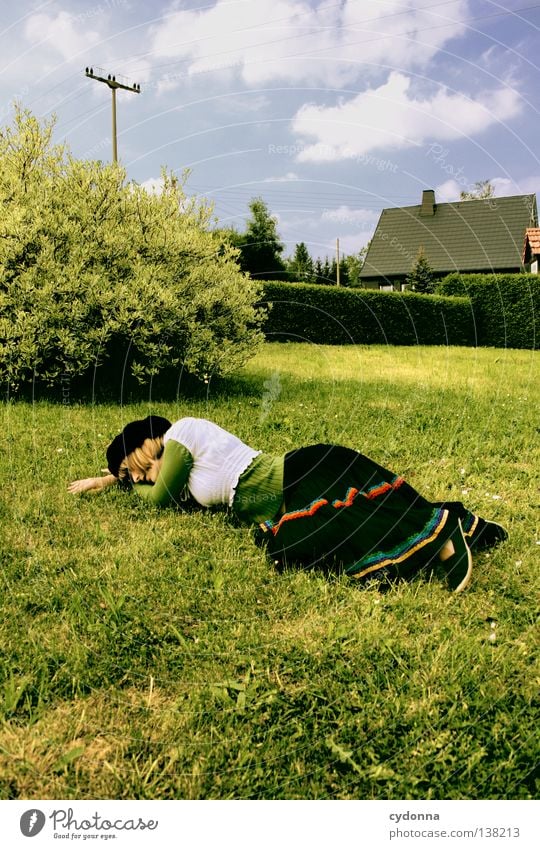 Vom Himmel gefallen Märchen Erzählung Verhalten Frau Gefühle Kleid Projekt Mensch Froschkönig Erinnerung leibhaftig schlafen wirklich Wiese Dorf träumen