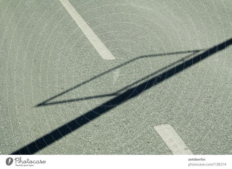 Schatten von keinem Schild Asphalt Fahrbahn fahren Fahrbahnmarkierung Pause Lampe Verkehrswege Straße asfalt Schilder & Markierungen Linie Strommast kein schild