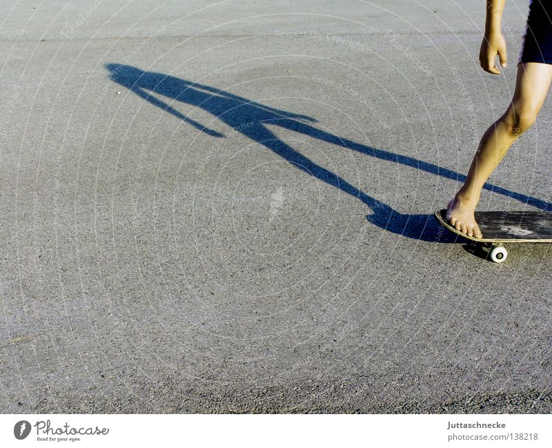 Heaven is a Halfpipe Skateboarding Beton Knie Hand lässig Sommer heiß Sport Bewegung Spielen Gesundheit Sakter Beine Rolle Rad Schatten Coolness ungeschützt