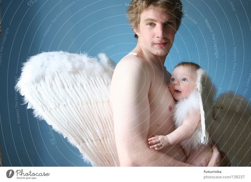 Zwei Engel Wohnung Vater Baby zart Vertrauen Kind Tochter süß Kleinkind Liebe Himmel blau Flügel Feder himlisch