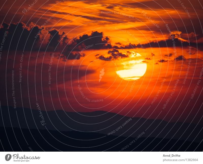 Sonnenuntergang Natur Landschaft Himmel Wolken Sonnenaufgang Sonnenlicht Sommer Schönes Wetter Hügel Berge u. Gebirge Gipfel orange rot Glück Romantik Farbfoto