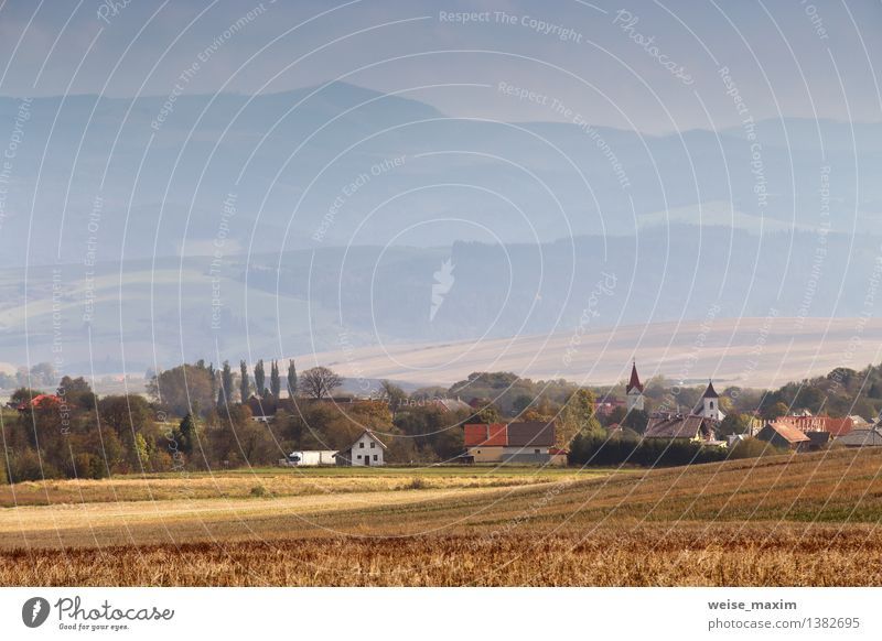 Oktober in der Slowakei Natur Landschaft Erde Luft Himmel Schönes Wetter Baum Feld Berge u. Gebirge Dorf Kleinstadt Haus Kirche Mauer Wand blau gelb Farbfoto