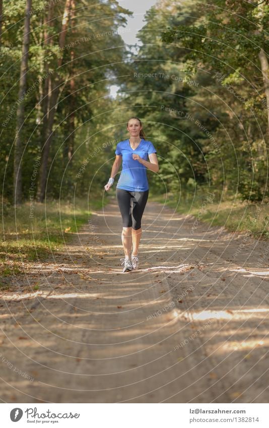 Athletische Frau, die heraus in einem Wald rüttelt Lifestyle Körper Sport Joggen Mädchen Erwachsene 1 Mensch 18-30 Jahre Jugendliche Natur Landschaft Sand