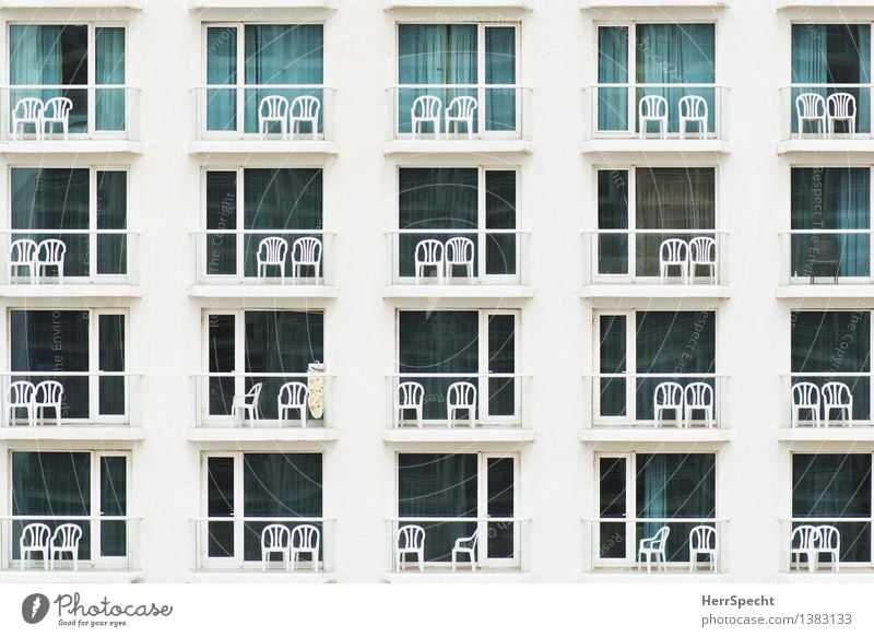 Suchbild Bügelbrett Ferien & Urlaub & Reisen Tourismus Häusliches Leben Stuhl Tel Aviv Stadtzentrum Haus Hochhaus Gebäude Architektur Fassade Balkon eckig