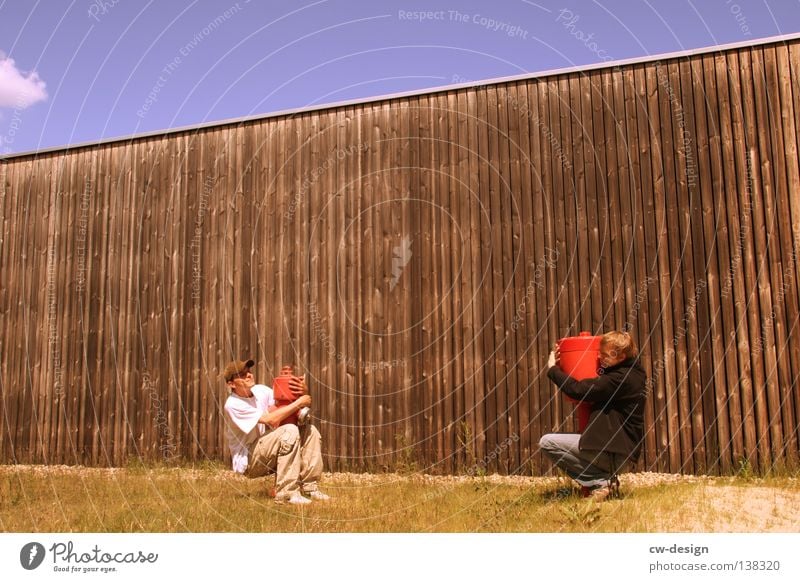 CHIP & CHAP Freude Handwerk Mensch maskulin Mann Erwachsene Jugendliche 2 Himmel Sonne Sommer Gras Umarmen lustig rot weiß Gefühle Fröhlichkeit Lebensfreude