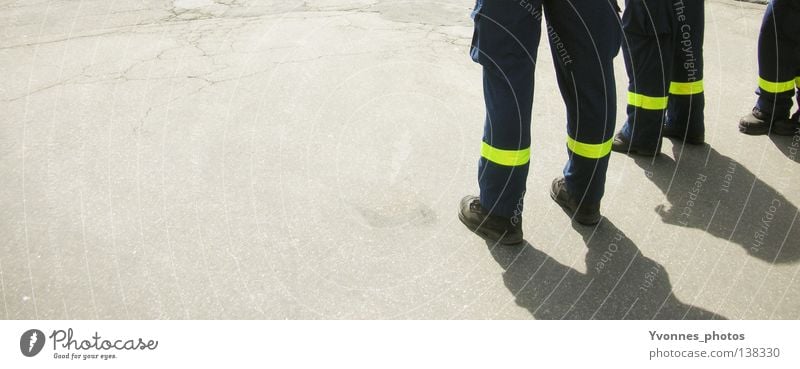 Men at work Sicherheit Barriere Asphalt trist stehen Pause Mauer 3 Arbeit & Erwerbstätigkeit Absicherung Arbeiter Arbeitsbekleidung Schutzbekleidung Mann