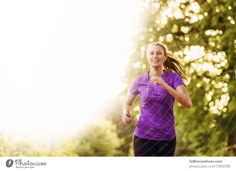 Frau, die Musik beim Rütteln hört Lifestyle Glück Sommer Sport Joggen Erwachsene 1 Mensch 13-18 Jahre Jugendliche Landschaft Herbst Baum Blatt Park Straße