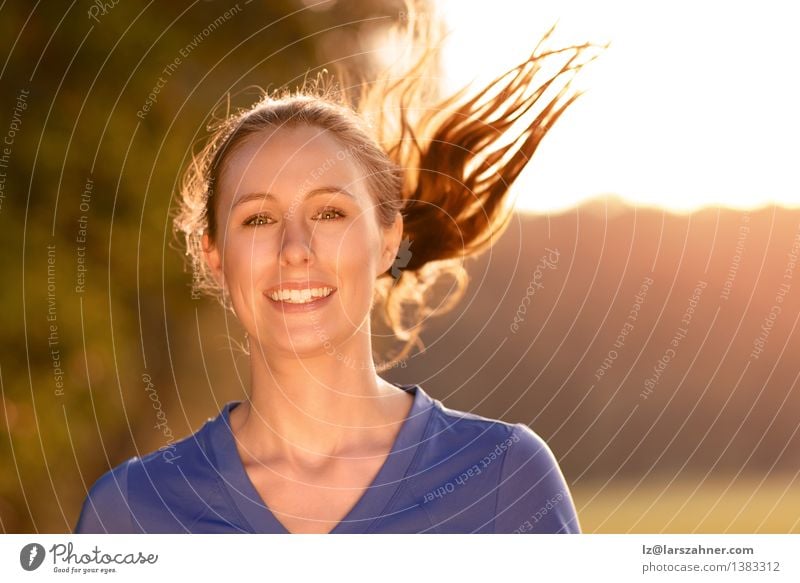 Attraktive Frau, die heraus in glühendem Licht trainiert Lifestyle Glück schön Gesicht Wellness Sommer Sport Mädchen Erwachsene Zähne 1 Mensch 18-30 Jahre