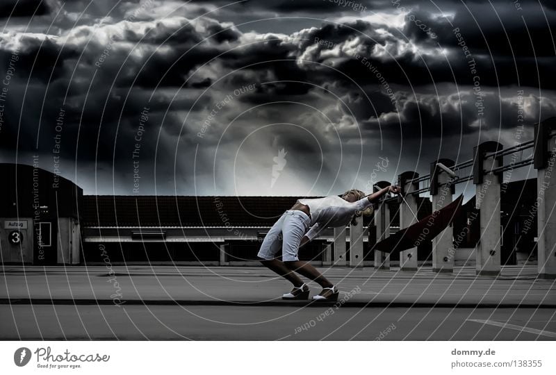 bullettime Frau stehen fliegen Regenschirm Apokalypse Park Parkdeck Parkhaus Mauer Wolken Stadt bedrohlich blond weiß schwarz dunkel biegen Sturm Licht Schuhe 3