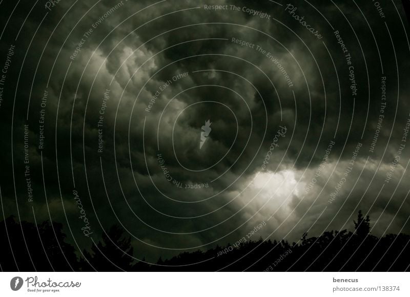 Umnachtung dunkel Wolken Unwetter Tiefdruckgebiet Geister u. Gespenster trüb schlechtes Wetter dunkle Wolken Hoffnungsstrahl schwarz dunkelgrau Wolkenformation