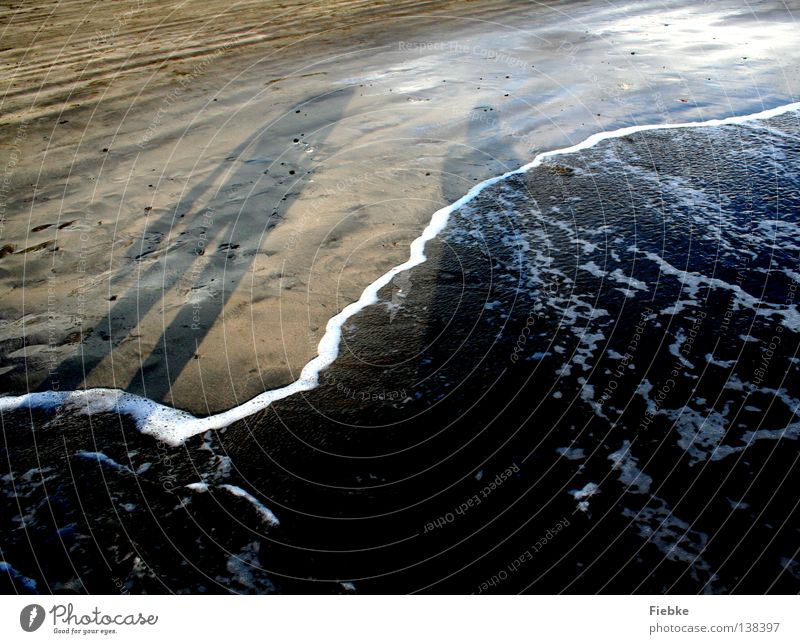 Abendlicher Strandspaziergang Meer Sandkorn Wellen Schaum Meerwasser Schuhe Ferien & Urlaub & Reisen Sommer Erholung Sonnenuntergang Ebbe Gezeiten Fußspur