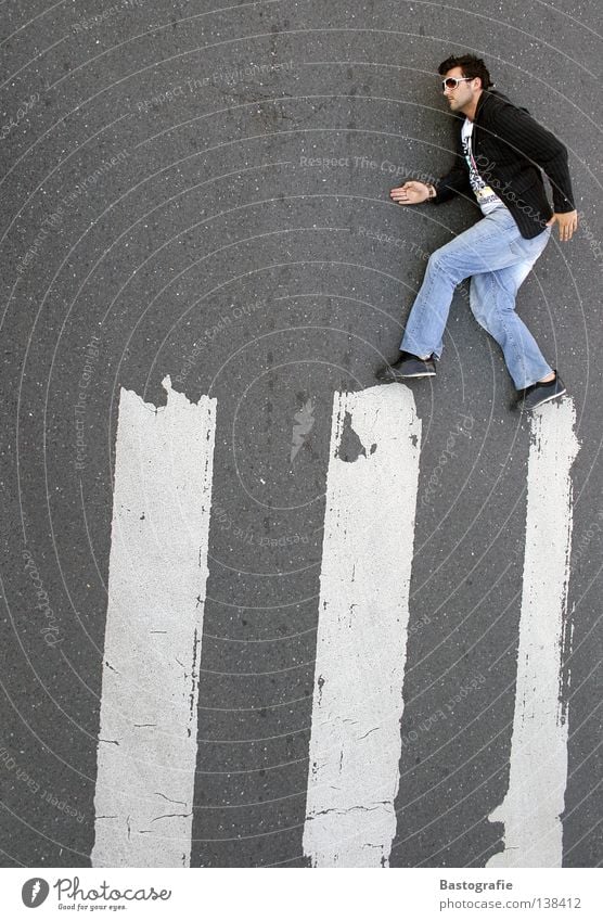 der mit dem zebra tanzt Streifen gehen Gleichgewicht Verkehr Straßenverkehr Verkehrsregel Straßennamenschild Zebra anstrengen Körperhaltung Mann Turnschuh