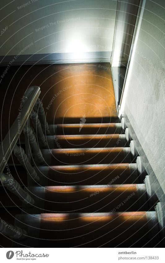 Treppe Treppenhaus Haus Stadthaus Mieter Vermieter Treppenabsatz Eingang Angst Panik Häusliches Leben Leiter Geländer Schatten bedrohlich Stalker Tür