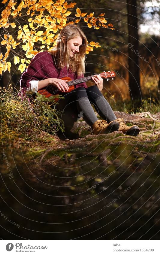 Kylee mit Ukulele III Glück harmonisch Wohlgefühl Zufriedenheit Erholung ruhig Meditation Junge Frau Jugendliche Musik Musik hören Konzert Gitarre Herbst Wald