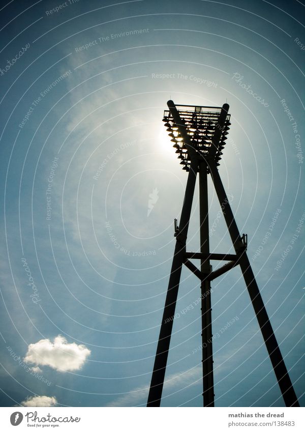 FLUTLICHT Licht Flutlicht Lichtkegel Elektrizität Stahl Gerüst Gestell Halterung Wolken schwarz weiß Gegenlicht Froschperspektive Altokumulus floccus Cirrus