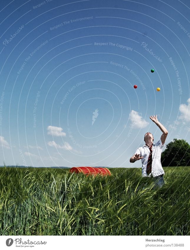 Jongliert jonglieren rot gelb grün rund Hand Krawatte Feld Wolken Sommer Ball blau Freude Farbe Kugel Himmel Elektrizität Clown