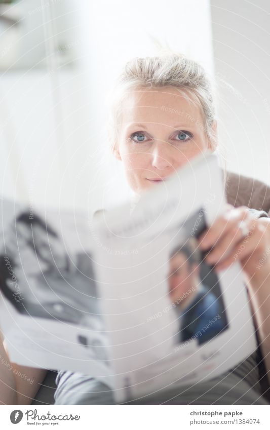 stay informed Freizeit & Hobby Häusliches Leben Wohnung Wohnzimmer feminin Junge Frau Jugendliche Erwachsene 1 Mensch 30-45 Jahre Medien Printmedien Zeitung