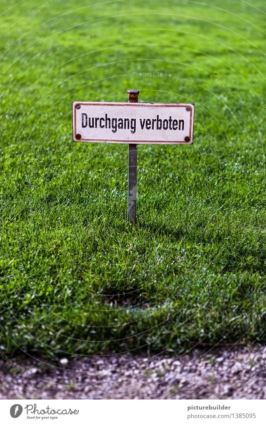 Verboten! Gras Garten Park Wiese Personenverkehr Wege & Pfade Schilder & Markierungen Hinweisschild Warnschild alt eckig grün schwarz weiß achtsam