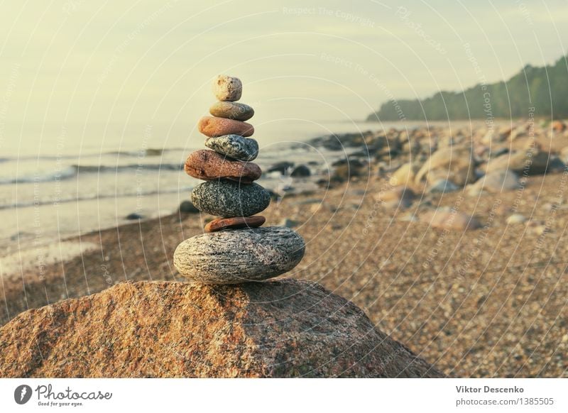 Stabile Pyramide aus mehreren Steinen Glück harmonisch Erholung Spa Tourismus Sommer Strand Meer Menschengruppe Natur Sand Himmel Horizont Wald Küste Ostsee