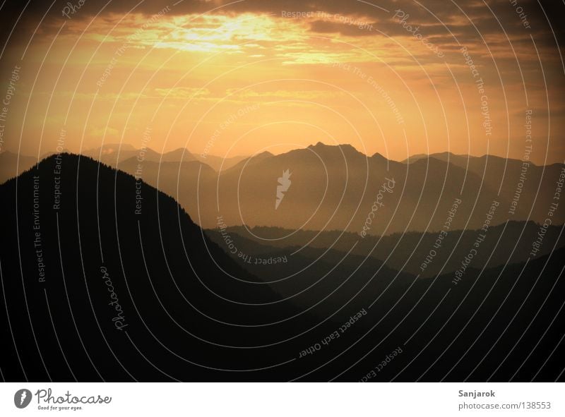 Sonnenuntergang Hochgebirge himmlisch Bergkette Wetterstein Nebel schlechtes Wetter Wolken Wetterumschwung träumen traumhaft Siesta hoch ruhig abgelegen Licht