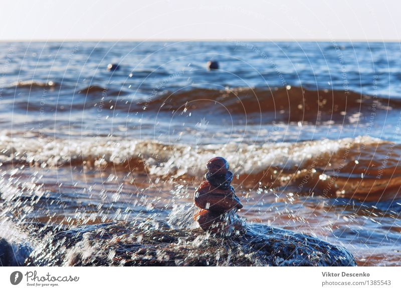 Spritzer von Meereswellen der Ostsee auf einer Pyramide von Steinen Glück harmonisch Erholung Spa Tourismus Sommer Strand Menschengruppe Natur Sand Himmel