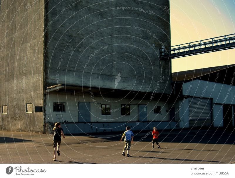 Schöner Wohnen Beton Silo Hafen Kind Spielen laufen Haus hässlich Fenster Tür Fensterscheibe Fenstersims Fensterfront Fensterplatz Ödland kahl kalt Fassade