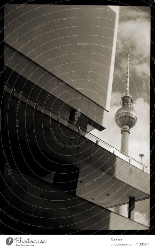 AnaLogEX Alexanderplatz Wahrzeichen Sightseeing Wolken Gebäude Bauwerk Haus Plattenbau Mitte Wand Beton Balkon analog Denkmal Berlin Berliner Fernsehturm Turm