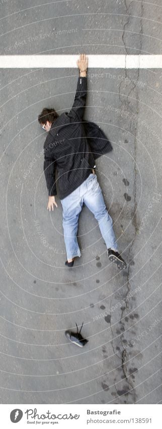 cliffhanger hängen retten fallen Schuhe Mann Verkehr Wand Straßenkunst verlieren tief Freude Verkehrswege Sturz Mensch Klettern Berge u. Gebirge fliegen lustig