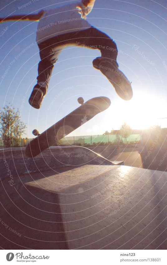 Flippers Skateboarding Kickflip Salto Trick schön Mann Freizeit & Hobby Sport Spielen Funsport Sonne blau Leo Street Straße awesome coooooool einfach Coolness