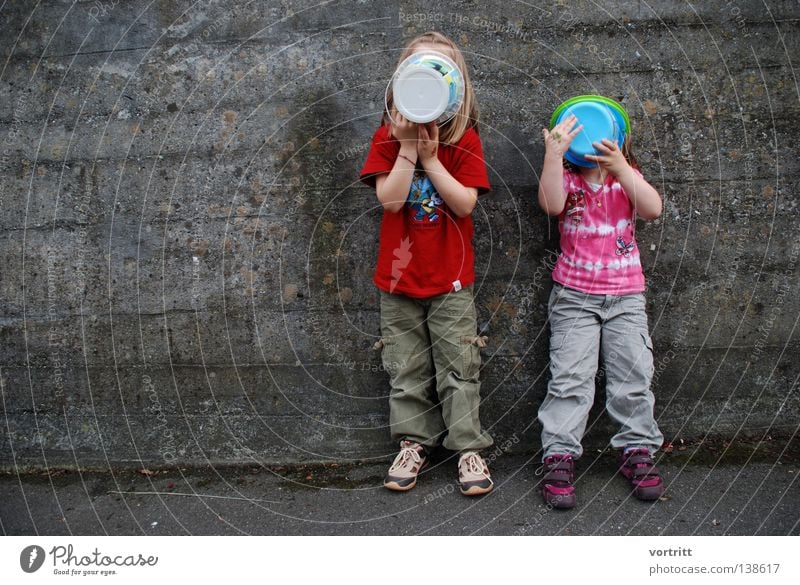 ausserirdisch Kind Mädchen Spielen Kessel Performance Wand Beton grau stehen verdeckt Mauer Tochter rot rosa weiß außerirdisch 2 Zusammensein Präsentation